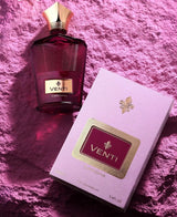 Fragrance World Venti Carisma EDP 100 мл – флакон и кутия върху розов фон