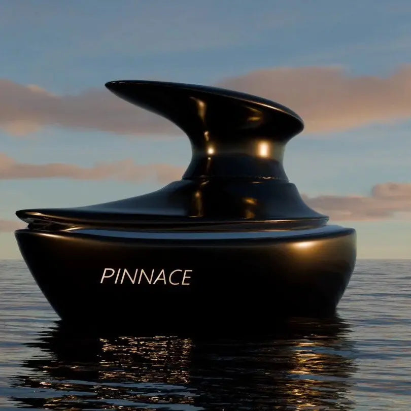 French Avenue Pinnace Noir EDP 100 мл – флакон върху водна повърхност