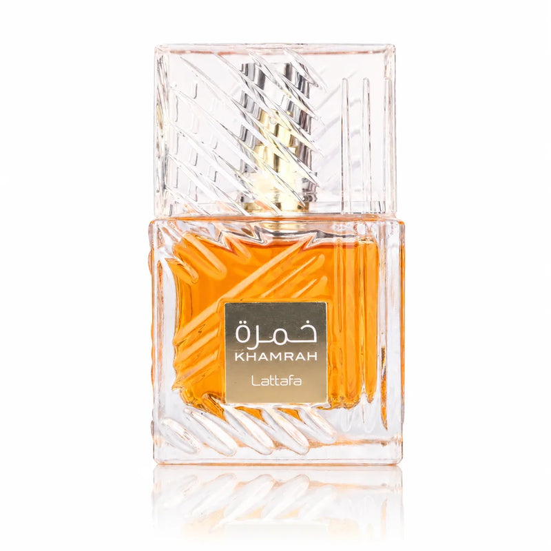Флакон Lattafa Khamrah EDP 100 мл с огледално отражение на бял фон.