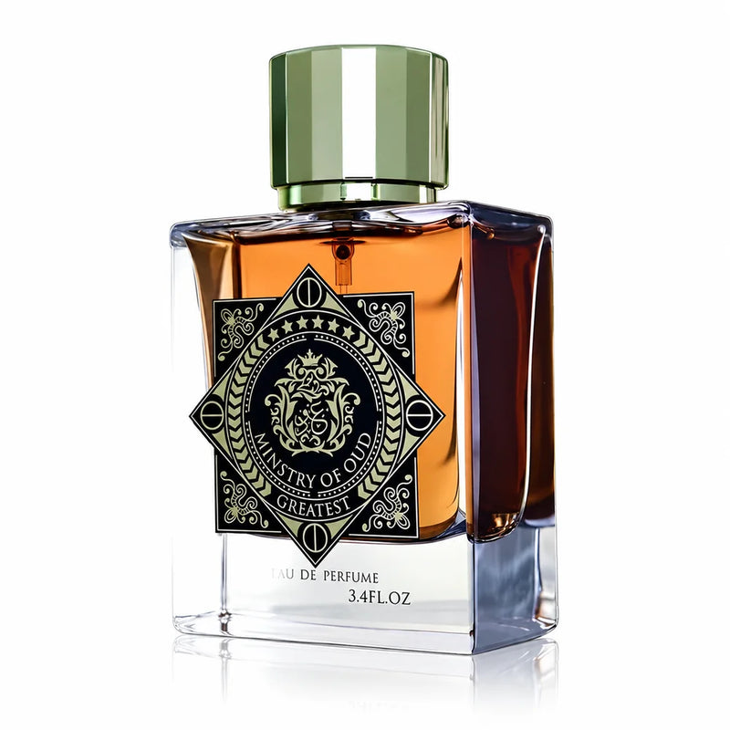 Флакон с орнаментален етикет Ministry of Oud и металнозелена капачка, с отражение на бял фон.