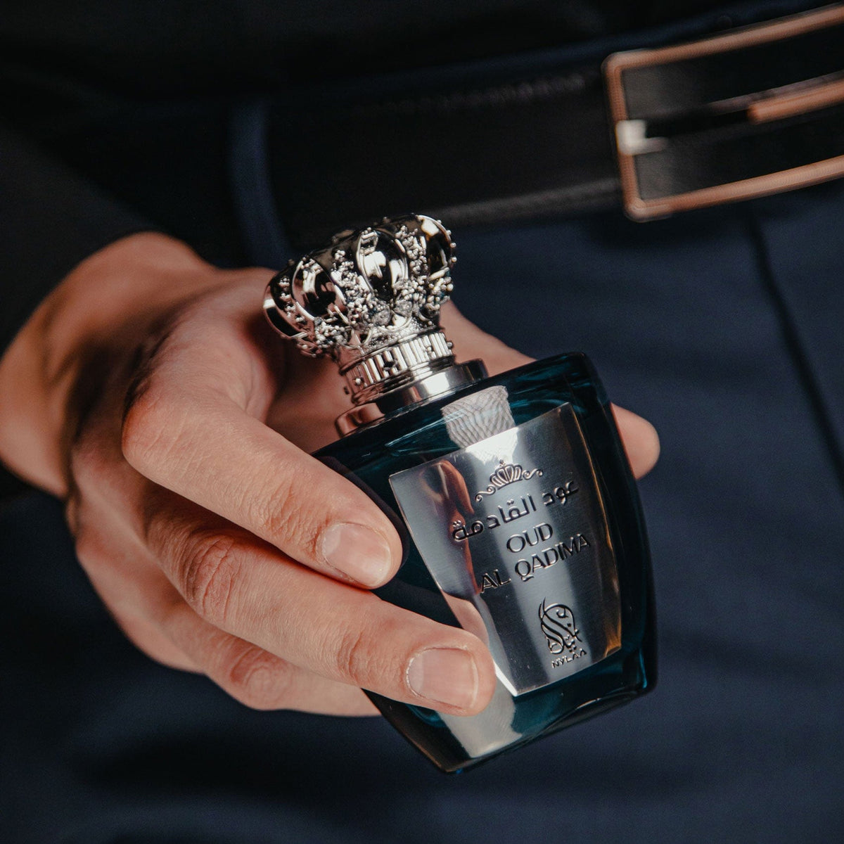 Nylaa Oud Al Qadima EDP 100 мл — флакон, показан в ръка