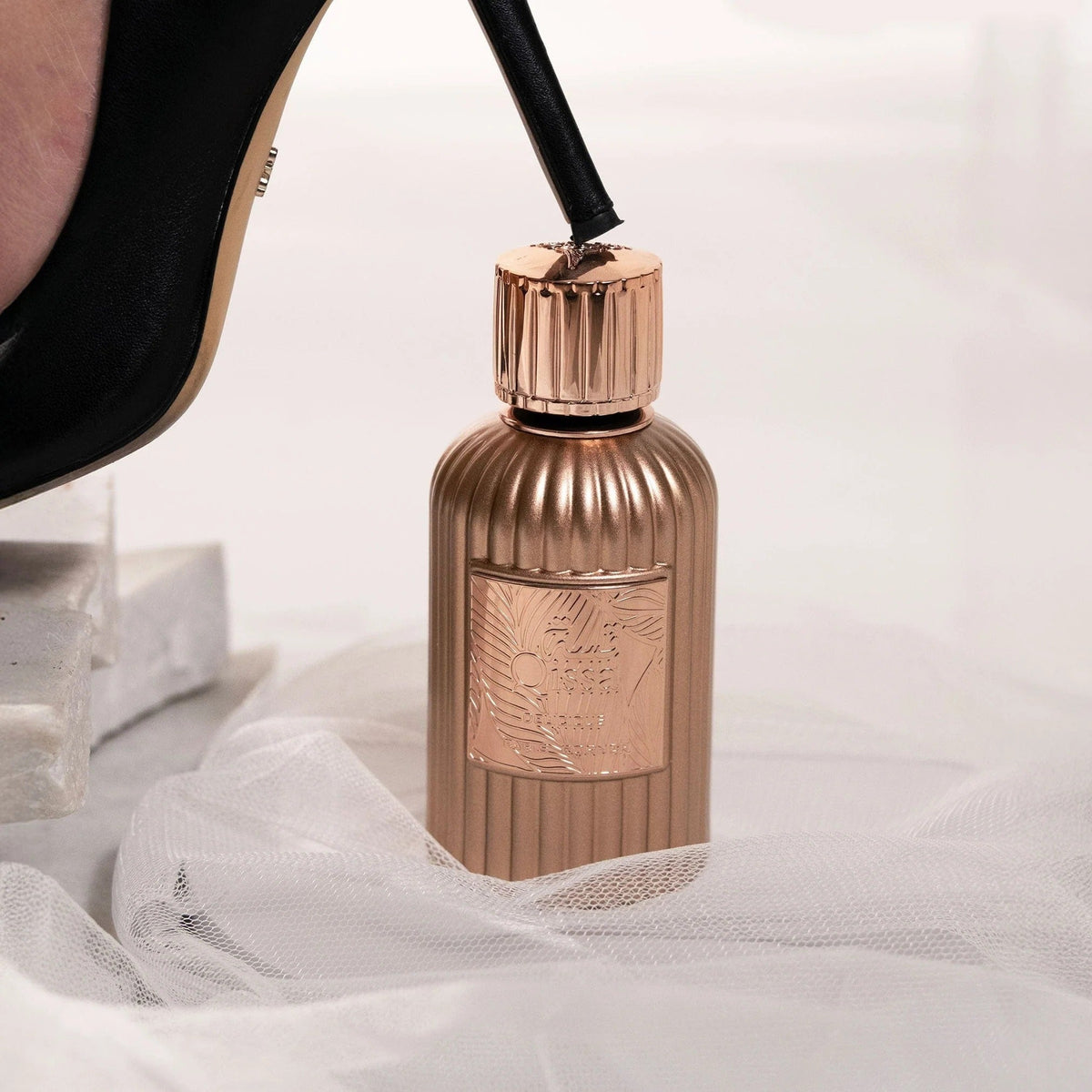 Paris Corner Qissa Delicious EDP 100 мл – флакон в светла рекламна композиция