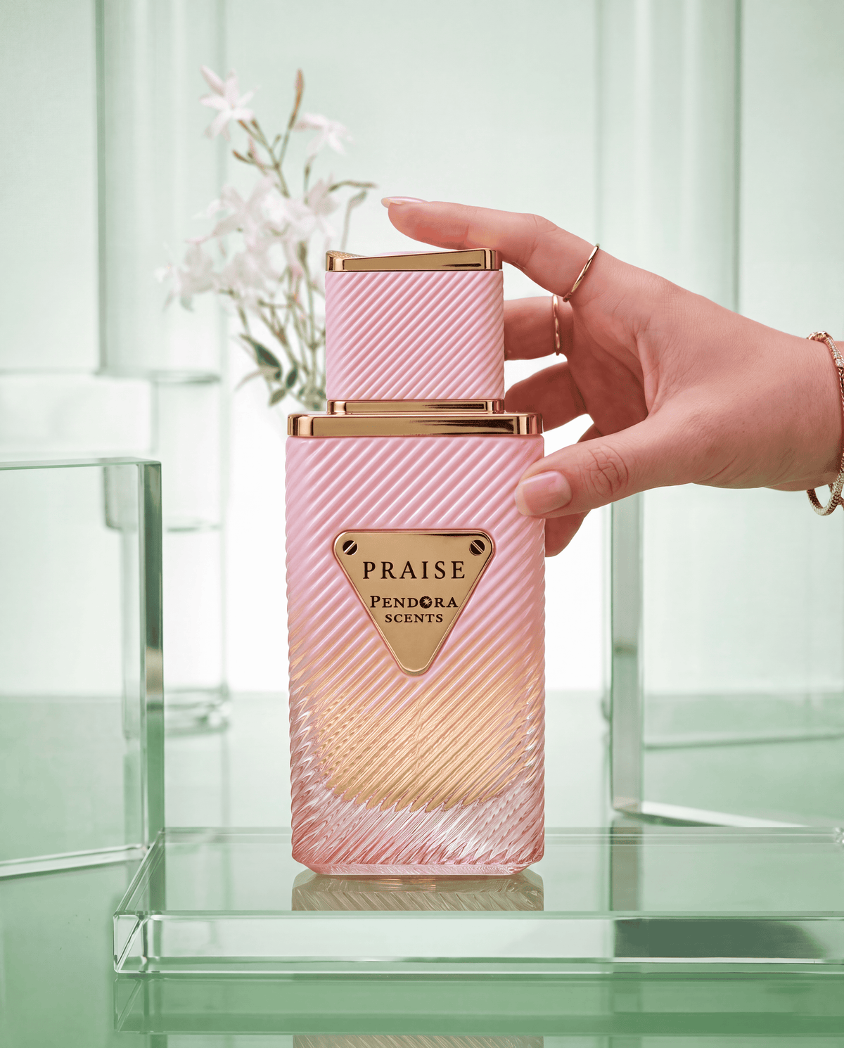 Pendora Scents Praise EDP 100 мл — флакон, показан в ръка
