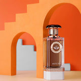 Fragrance World Mocha EDP 100 мл – флакон върху прозрачна поставка