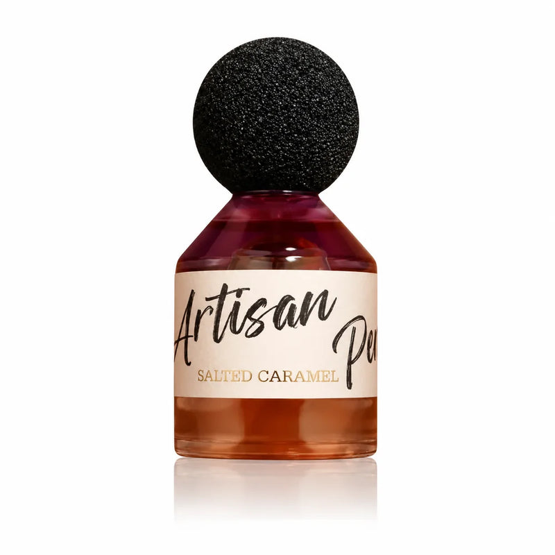 Флакон Fragrance World Salted Caramel EDP с огледално отражение на бял фон.