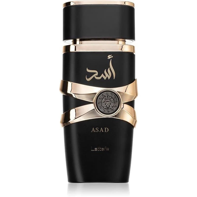 Флакон Lattafa Asad EDP 100 мл с огледално отражение на бял фон.