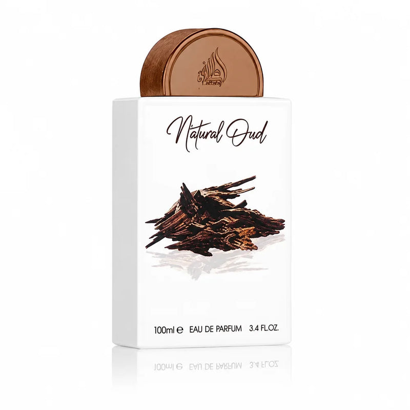 Флакон Lattafa Natural Oud EDP 100 мл с огледално отражение на бял фон.