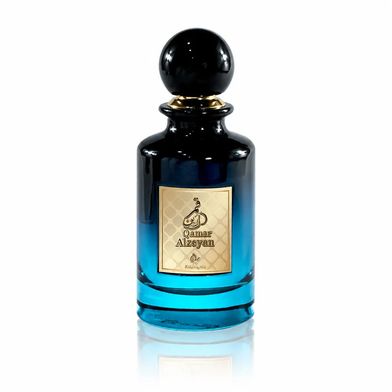 Флакон My Perfumes Qamar Alzeyan EDP 85 мл с огледално отражение на бял фон.